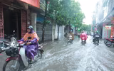 Nằm sát sông Tô Lịch nhưng mưa 1 tiếng, đường Bùi Xương Trạch ngập sâu 3 tiếng